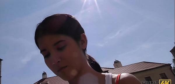 HUNT4K. Nerdy Cuckold beobachtet gehorsam den Sex von Freundinnen mit Fremden